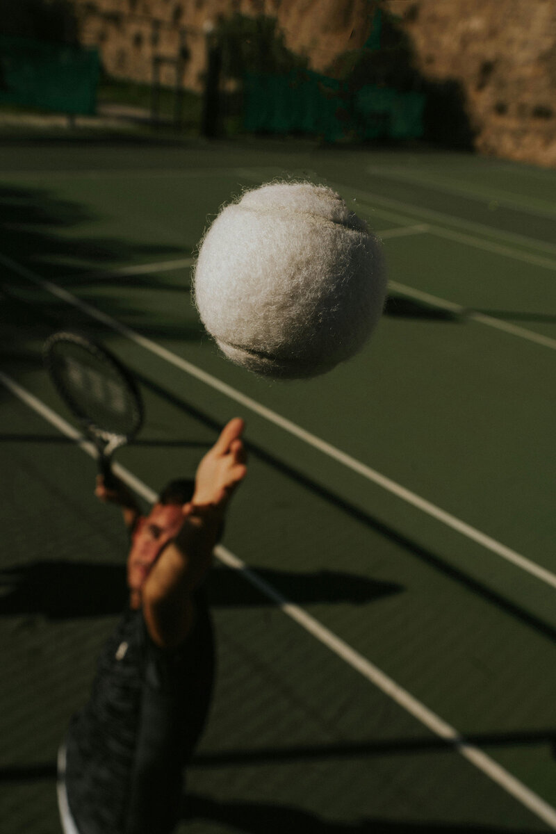 Athlete serving in tennis with improved mobility and reduced pain after acupuncture treatment