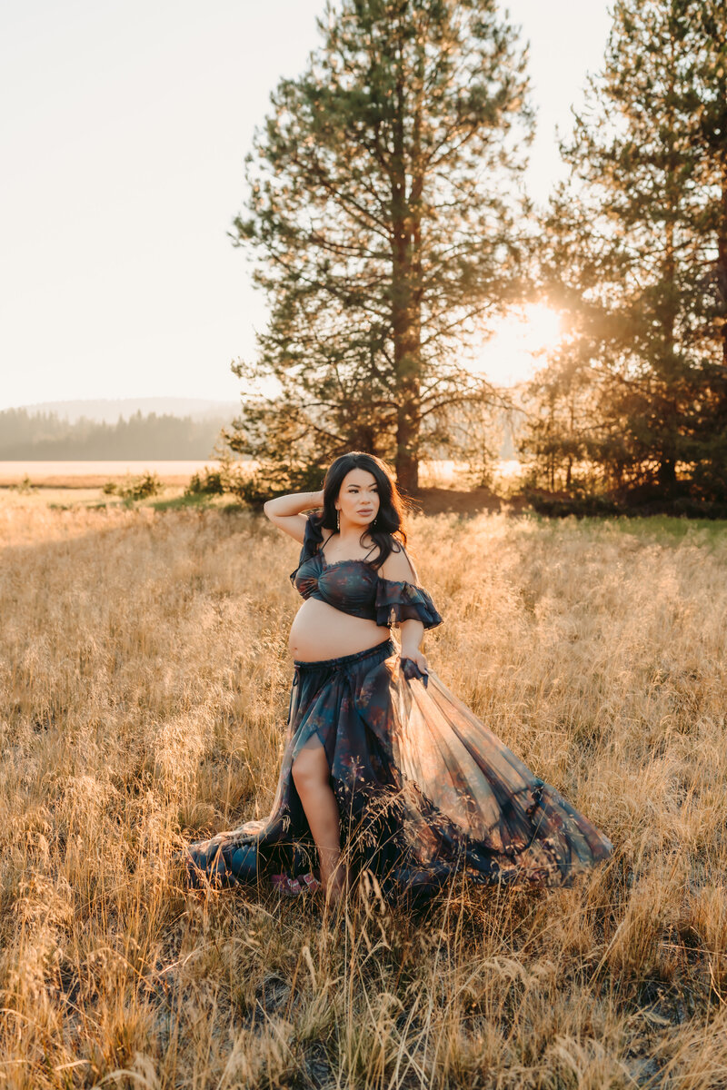 Maternity Portrait in Grassy Field | Photography by Jocelyn