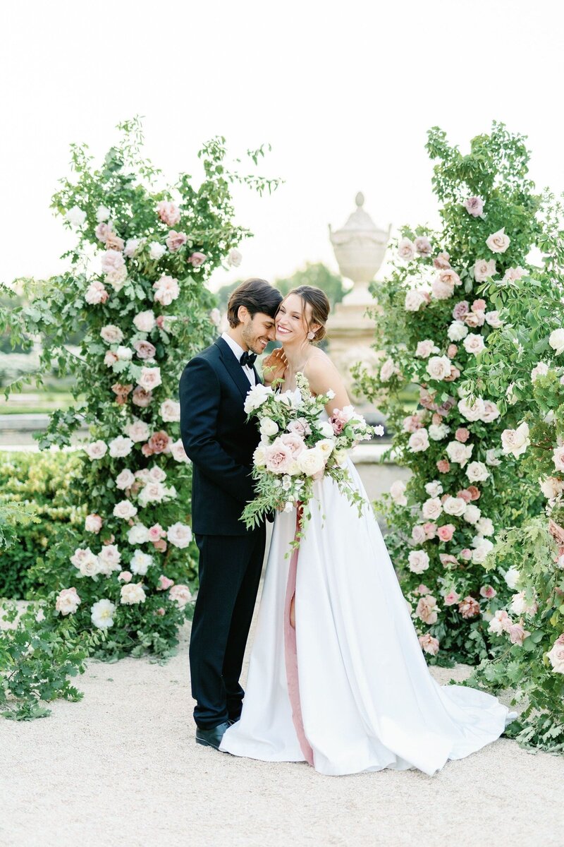 mariés-élégants-arche-florale-naturelle