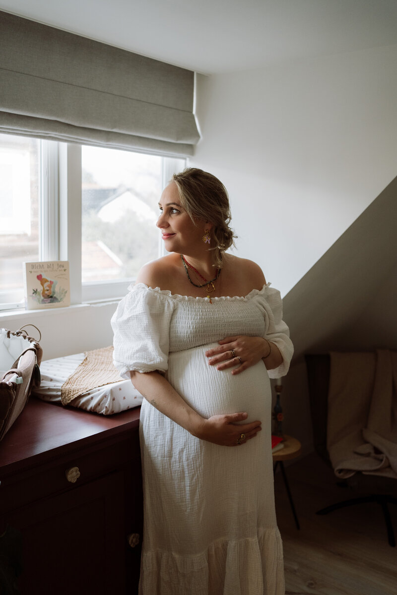 Zwangere vrouw in babykamer  - lifestyle shoot - fotograaf Maarssen 