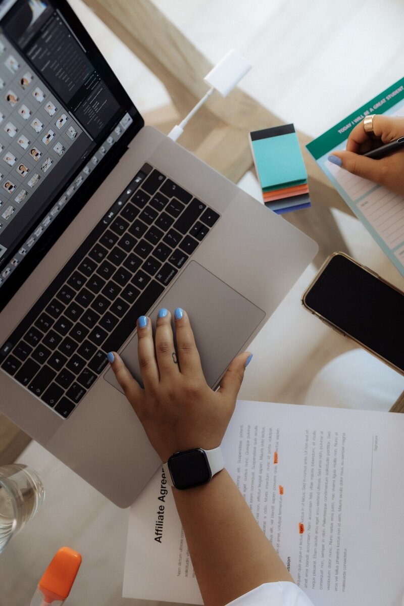 kaboompics_creative-black-woman-freelancer-working-remotely-in-a-modern-workspace-38515