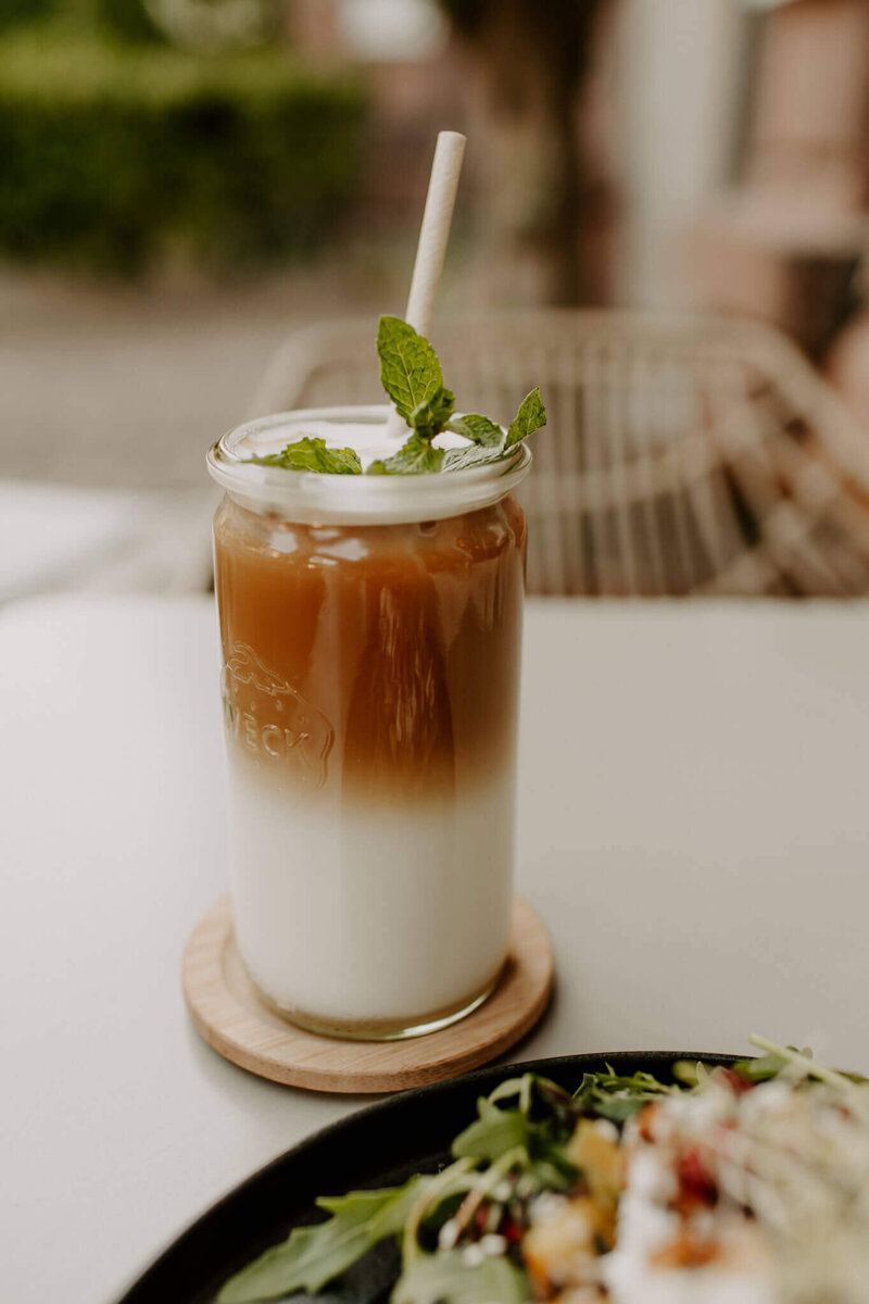 Ein Latte Macchiato auf dem Café-Tisch.