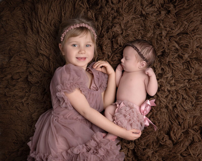 Nyfødt baby sover godt åpå en nyfødtfotografering. Studio Oppegård. Favner og kunder fra Asker,Bærum, kolbotn og ski.