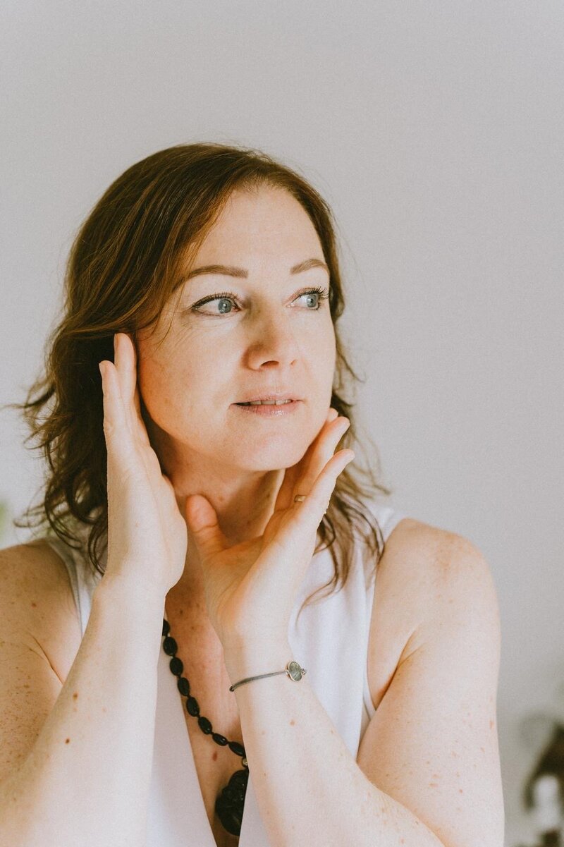 Discover Face Sculpting FaceUp™ with Noelle Brevet. This rejuvenating treatment enhances natural beauty by lifting and revitalising your face.