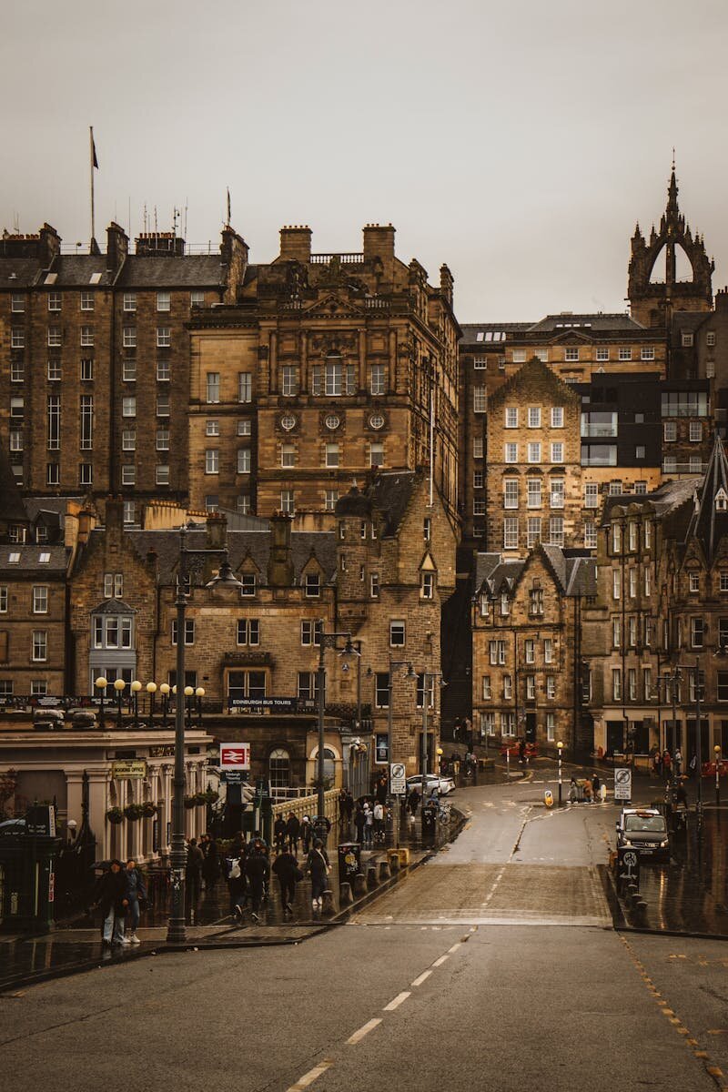 free-photo-of-buildings-around-street-in-edinburgh-in-scotland