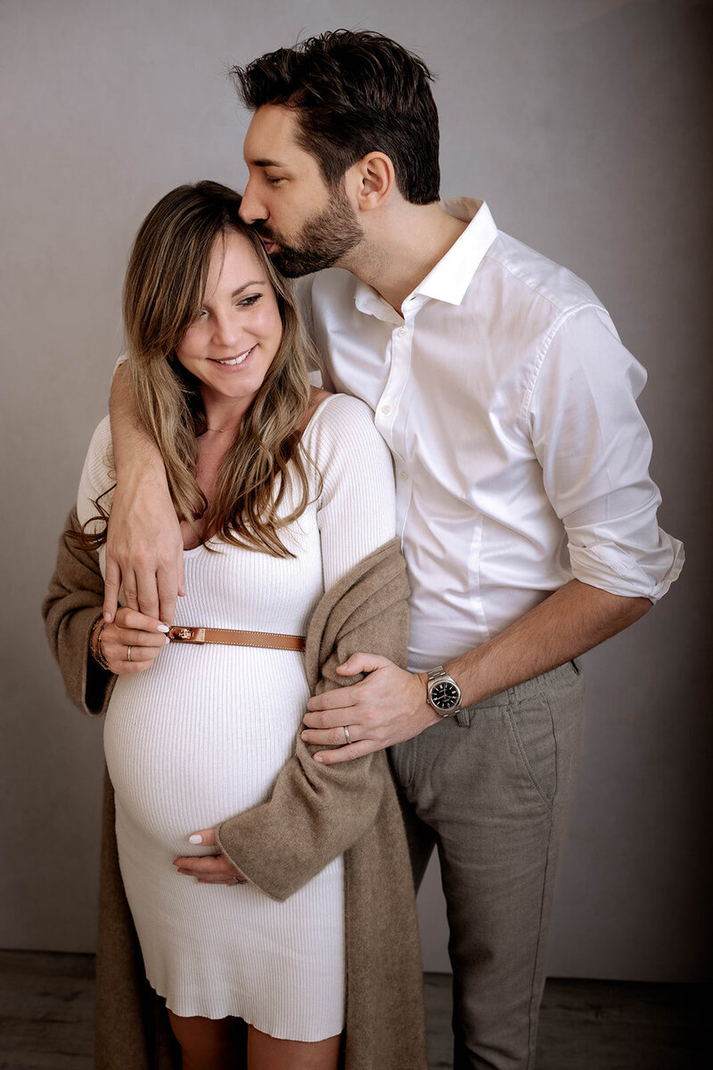 Babybauch_Wien_Fotostudio_Fotografin_Schwangerschaft_Familienfoto_AT9A5250