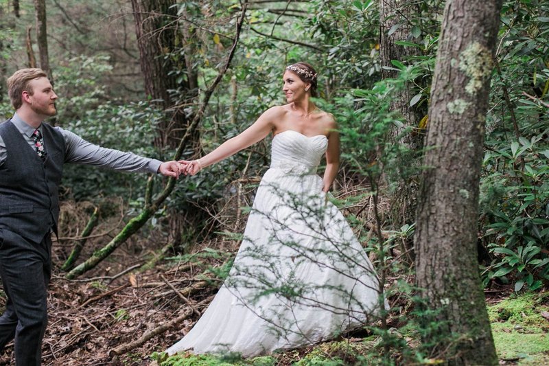 Groom-with-bride-holding-fuschia-bouquet-in-desert-wedding-by-the-Jepsons