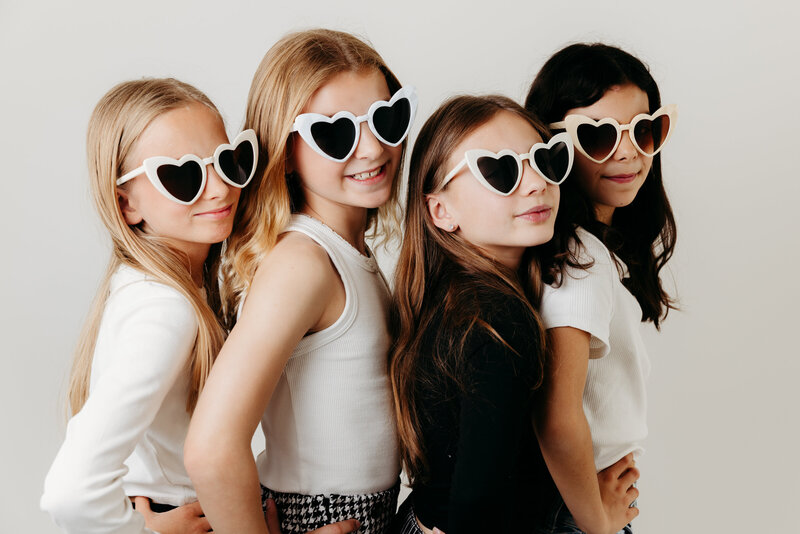 Vriendinnen maken plezier tijdens fotoshoot op verjaardagsfeest
