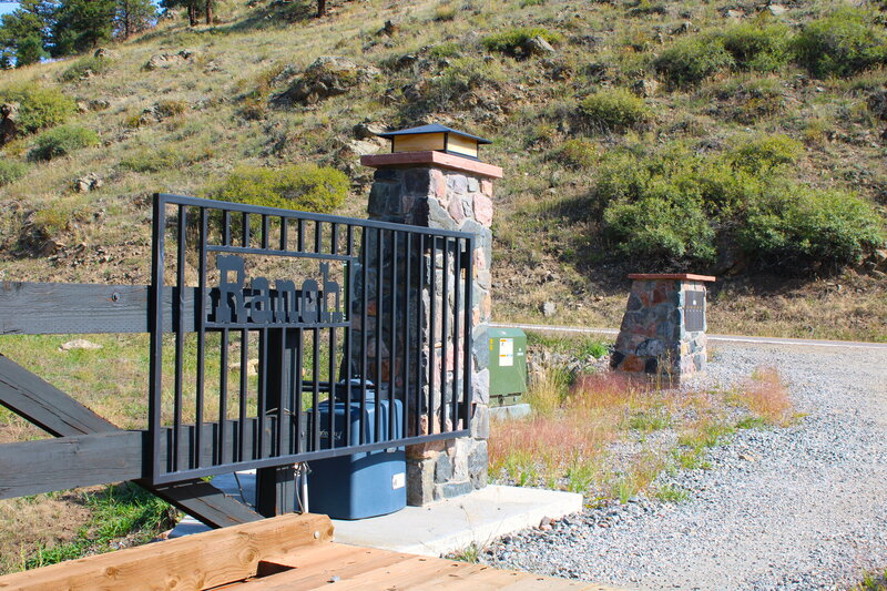 2414 LR Gate & Mailboxes