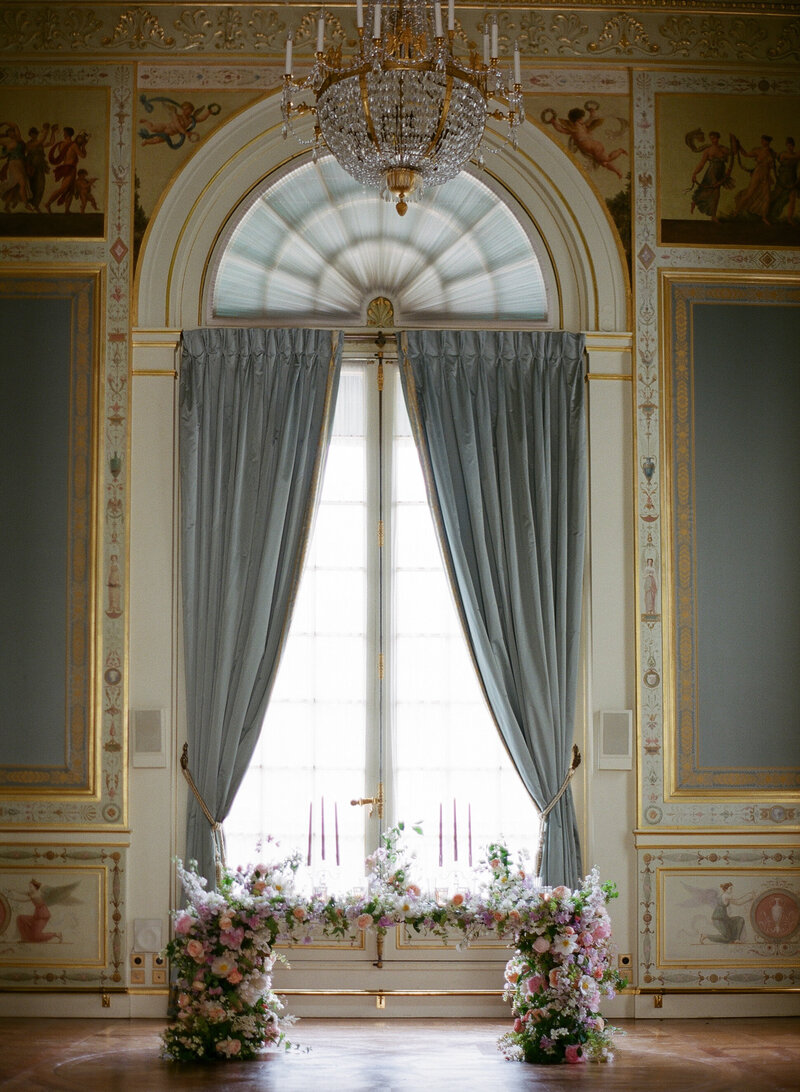 Shangri-La Paris, table with flower, wedding decoration