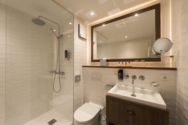 Badezimmer einer Suite im LOEV Hotel.