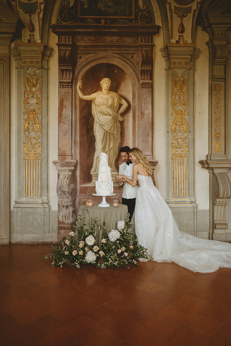 tuscan-wedding-cakes-minimal-sculptural-villa-corsini.