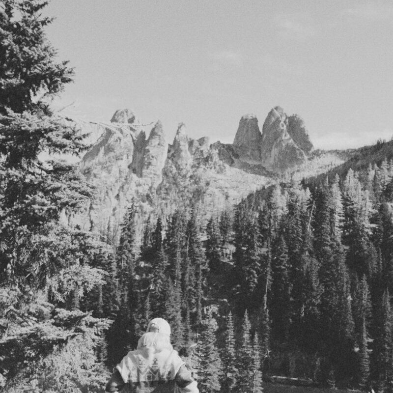 Cinematic elopement and couple filmmaker capturing an adventurous couple in a breathtaking mountain landscape in oregon.