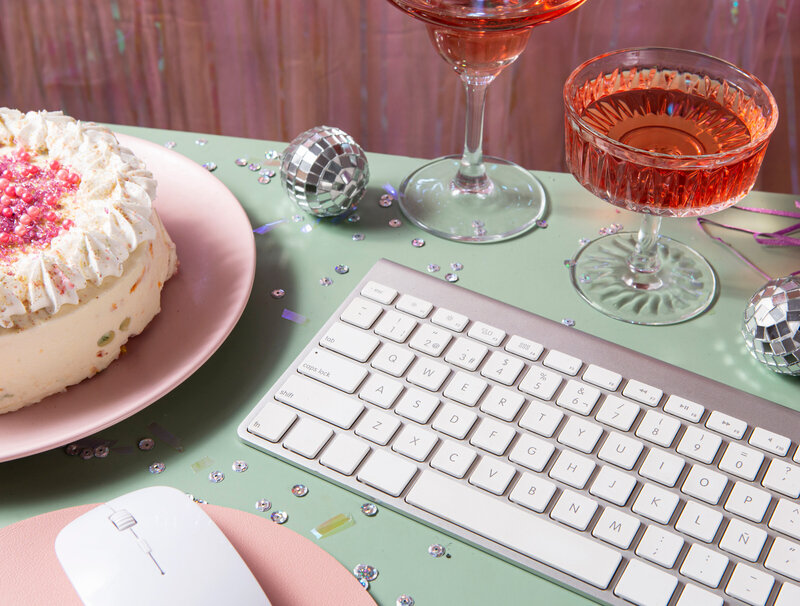 Clavier entouré de coupes de champagne, boules à facette et gateau. Scène imaginée par une organisatrice d'événements professionnels pour un anniversaire d'entreprise.