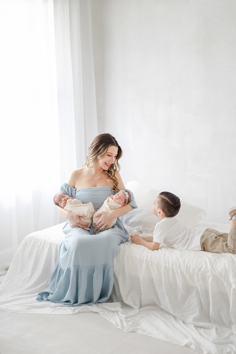 tampa-newborn-photographer-twins-with-sibling