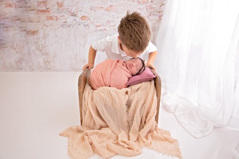 Classic, minimalistic newborn portraits that focus on your baby’s natural beauty, creating timeless keepsakes for your family.