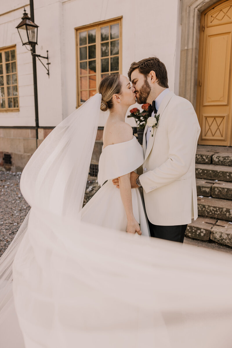 brudpar som kysser bröllop bergendal stockholm