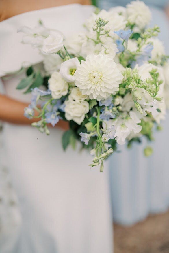 south-carolina-wedding-planning-bride-holding-bouquet