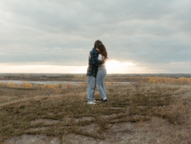 Couples_Session_Saskatoon_Cranberry_Flats_KaylaCassidyPhotography-24