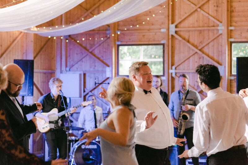 Guests dancing in the wedding in an image photographed by wedding photographer Hannika Gabrielsson.