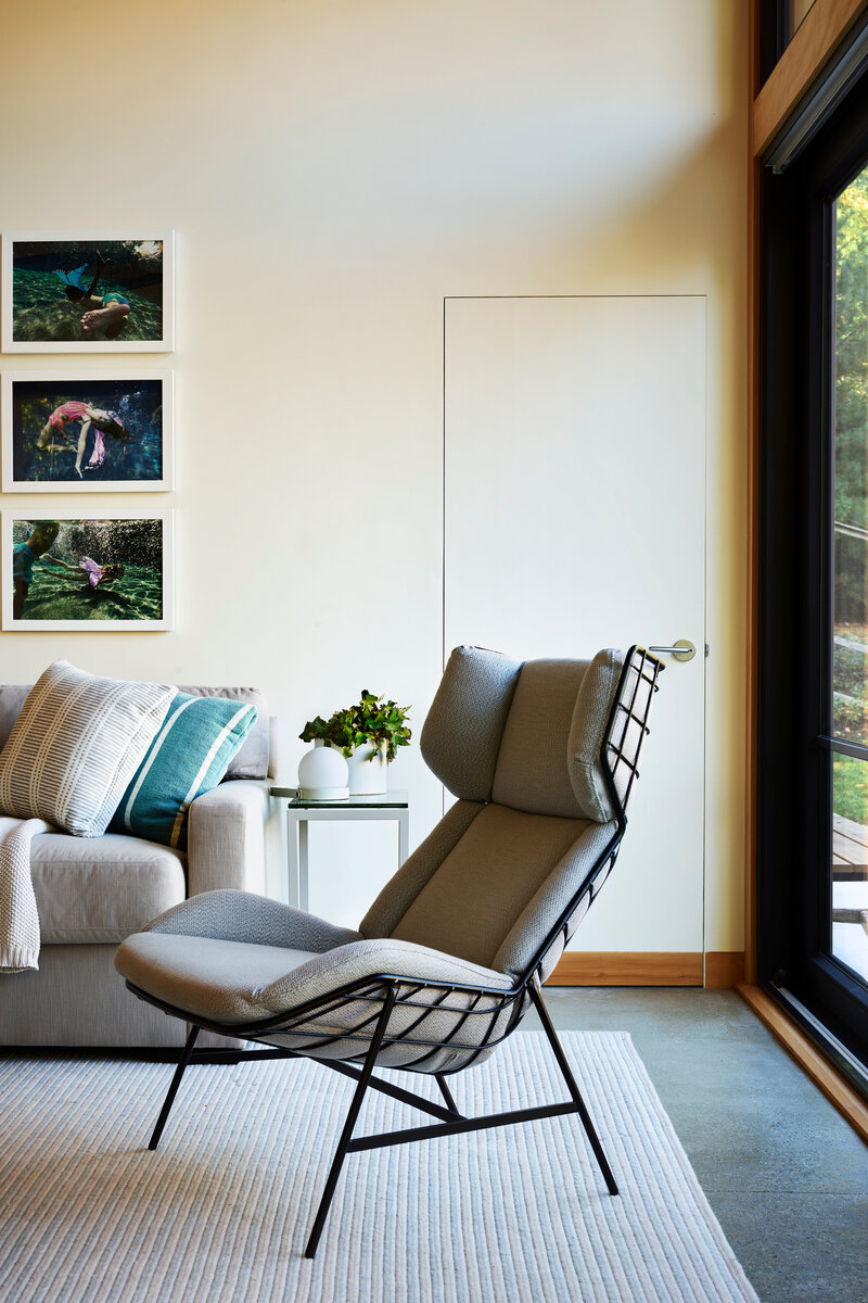 Boston designer Sarah Scales creates a chic Hingham pool house, blending modern furniture with seamless indoor-outdoor living for timeless appeal.