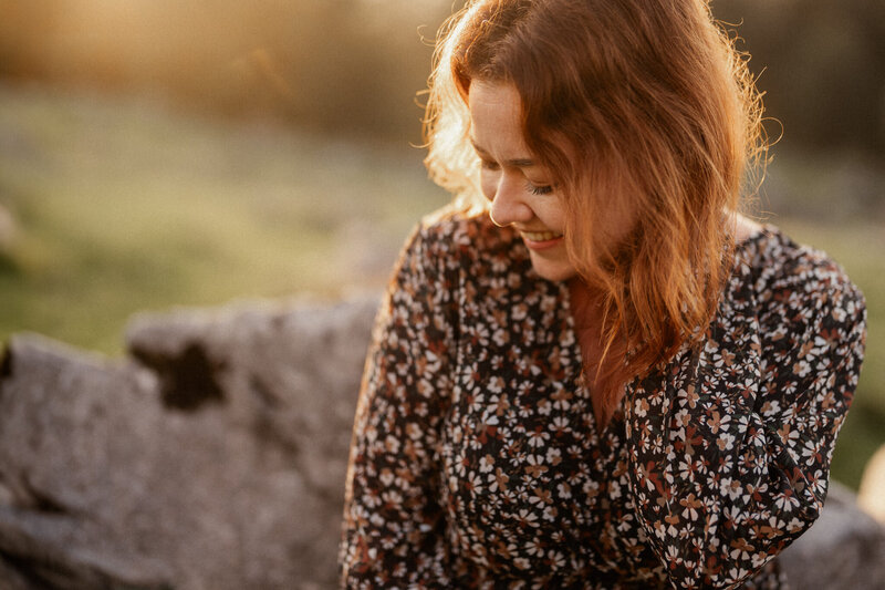 Jennifer, die kreative Hochzeitsfotografin hinter Stories by Jane, eingefangen bei Sonnenuntergang. Ihre ungestellte und natürliche Fotografie hält die echten Emotionen und schönsten Augenblicke eures besonderen Tages fest.