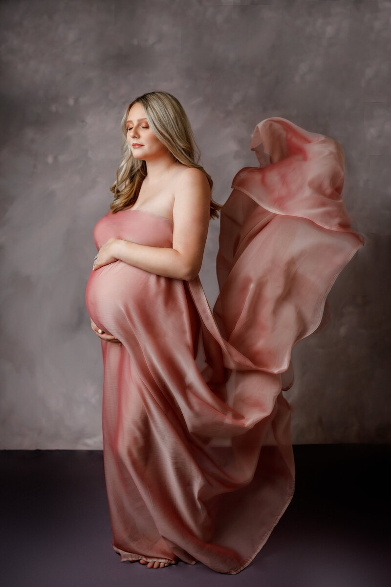 Pregnancy-Portraits-Janesville-Madison-Stuido-Pink-baby-bump