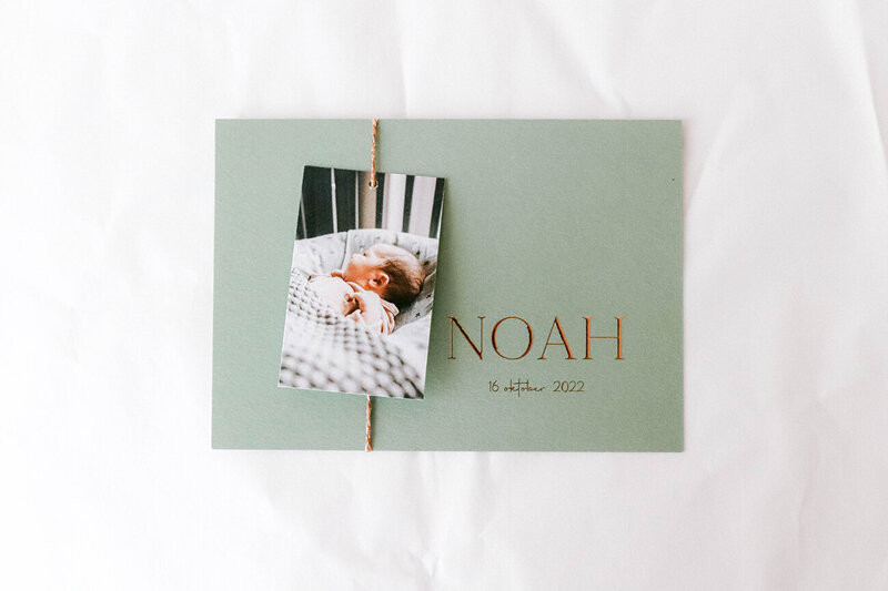 Groen-geboortekaartje-Noah-met-koperfolie-en-fotolabel