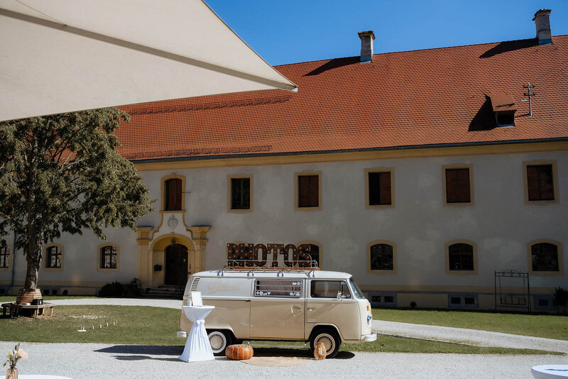 Fotobus im Innenhof des Schloss Ehrenfels