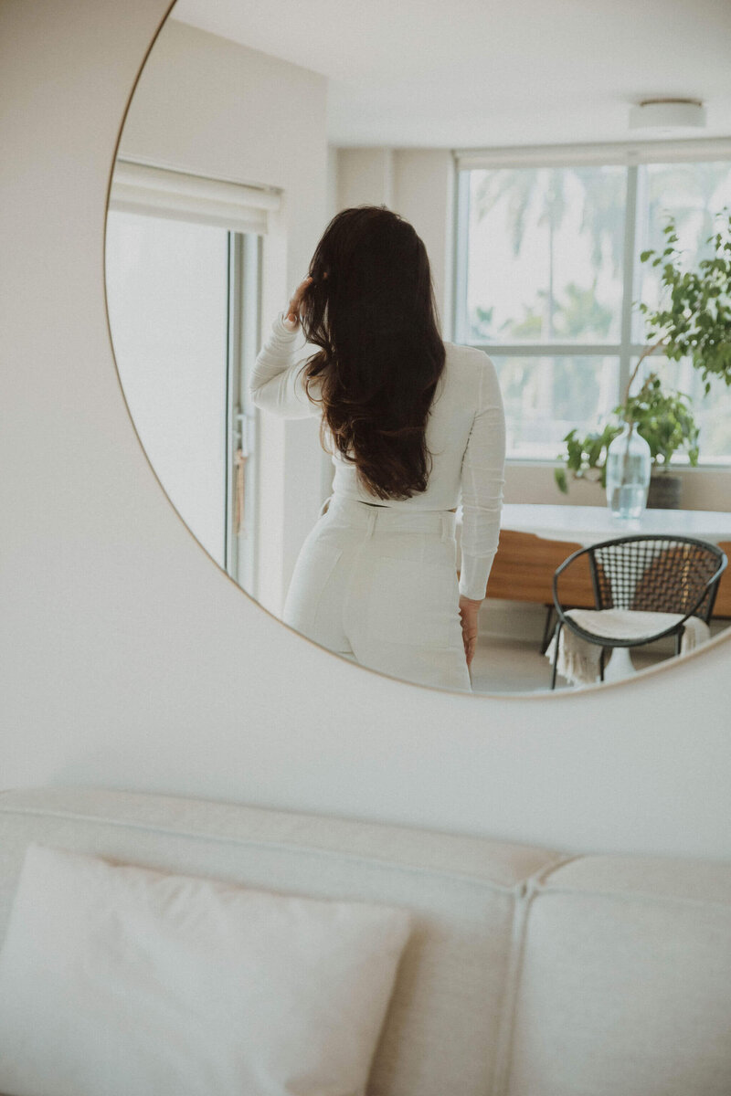 Reflection of the back of online skincare specialist Jen Stoeckert
