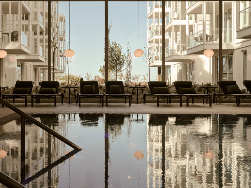 Großer Pool an Fensterfront im 639 THE VELA SPA.