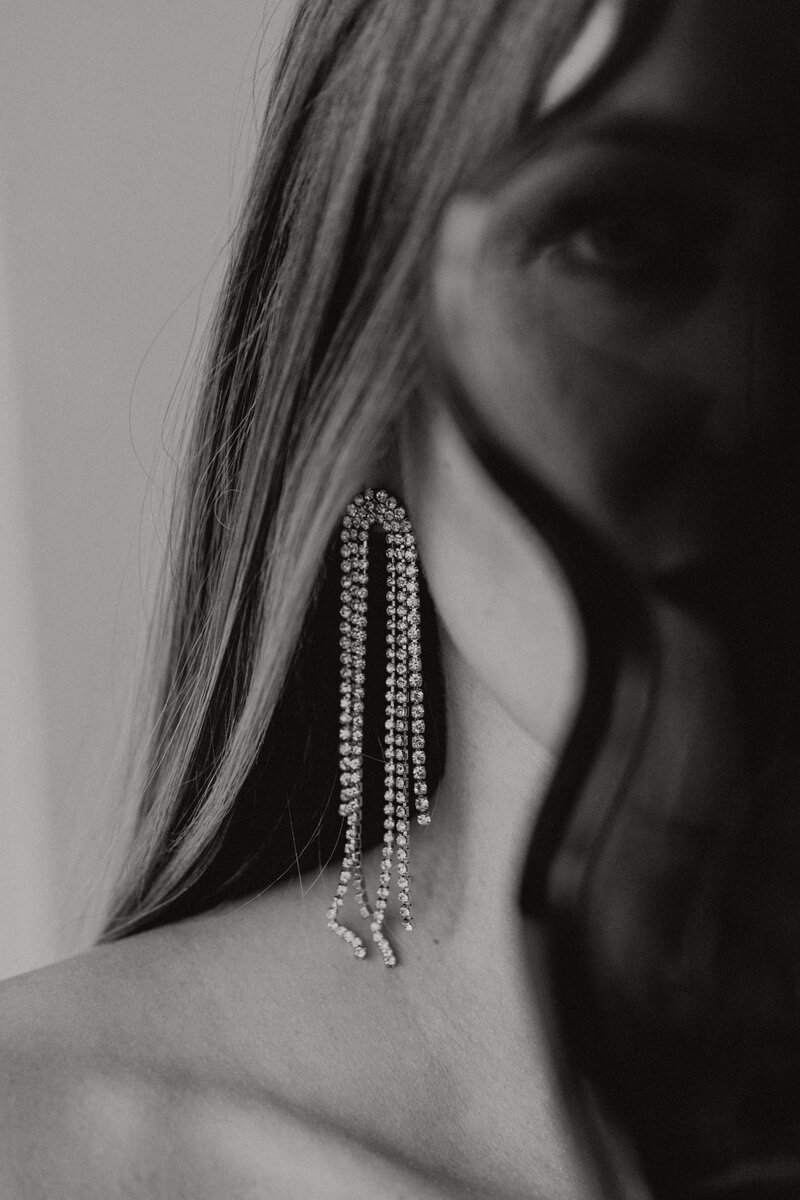 kaboompics_Details of gold jewelry - beautiful woman wearing a tan silk shirt