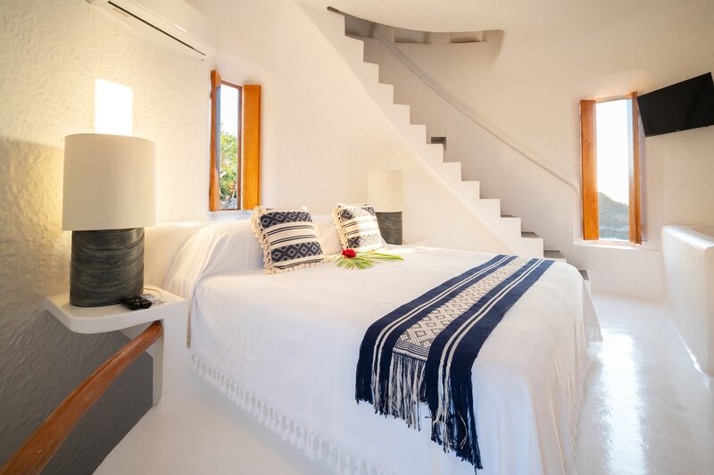 04-4-2-Sol-de-Occidente-Luxury-Villa-Careyes-Mexico-Tower-Bedroom-4342