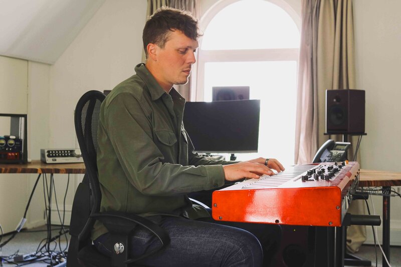 Earforce-Geluidsstudio-Amsterdam-Audio-Post-Voiceover-Geluidsproducties-muziek-podcast-webinar-studio-5-piano-spelen