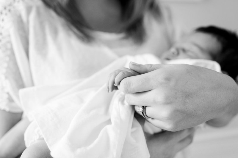 white-lifestyle-newborn-session-portraits-05