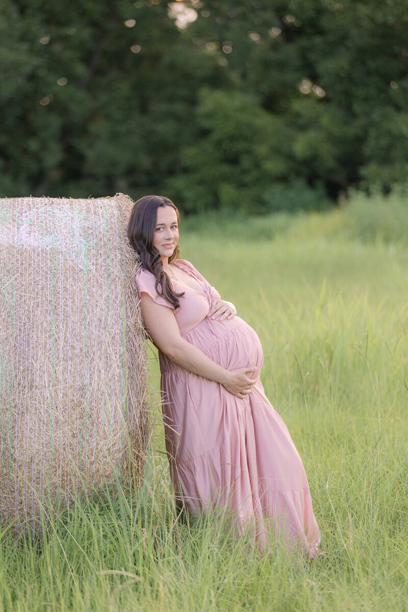 Maternity photographer woman dressed in white dress