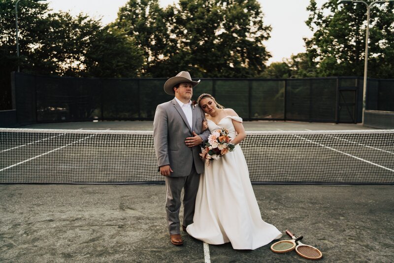 bride-and-groom-tennis-court-photo