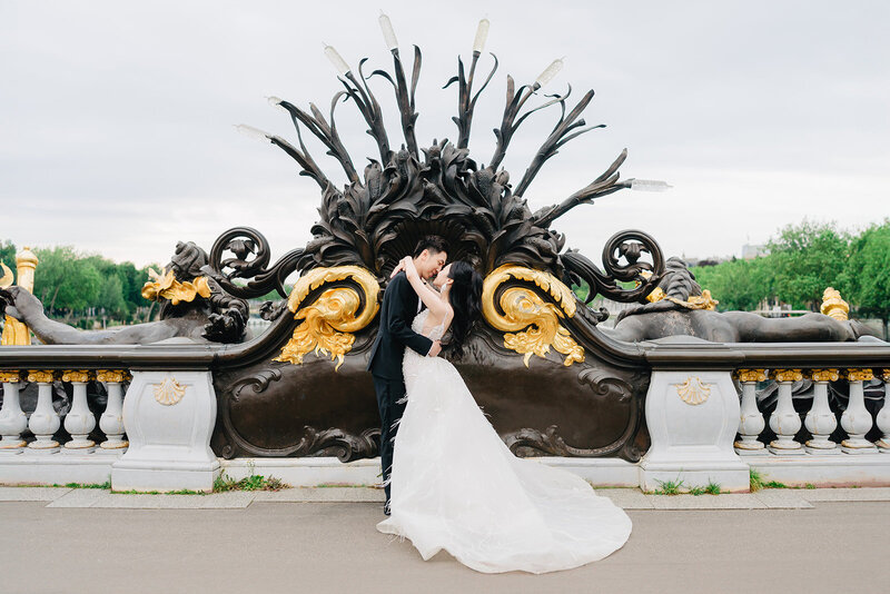 Morgane Ball photographe mariage Paris Pont Alexandre III mariés