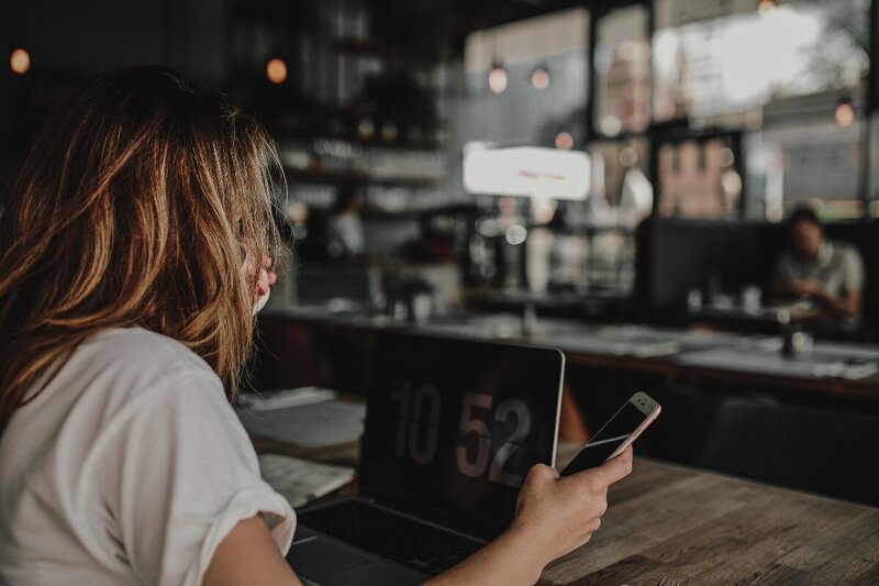 kaboompics_young-woman-working-in-a-cafe-3600resize