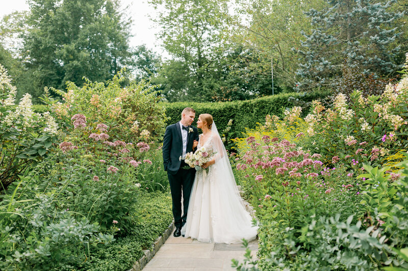 Summer wedding at Old Edwards Inn bride and groom captured by Maddie Moore Photo