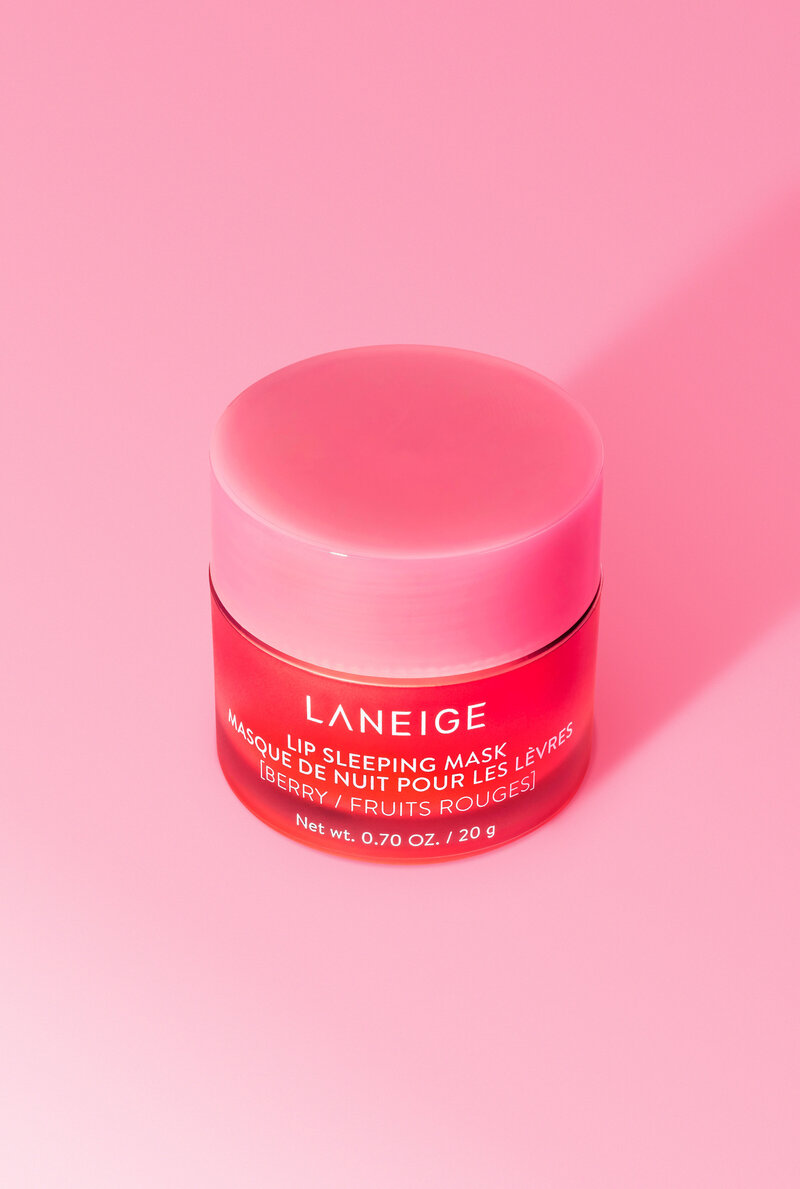 Packshot du masque lèvres La Neige sur fond rose, photographie produit Studio Helloday.
