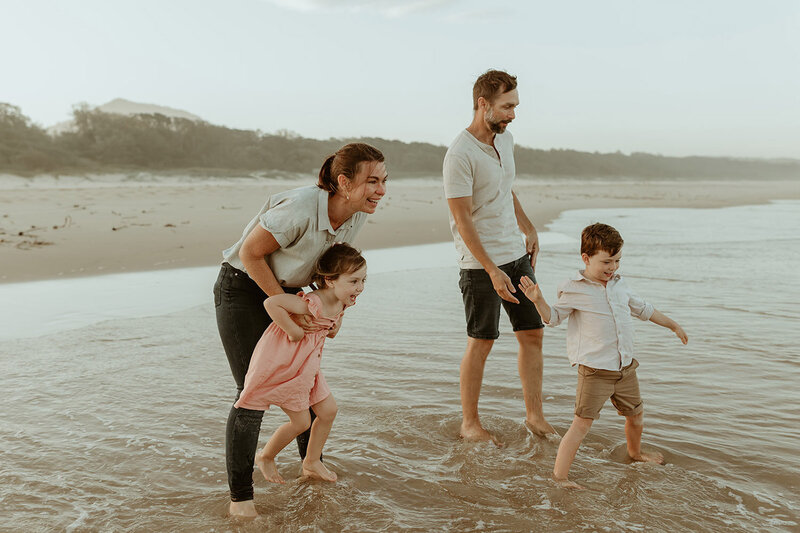 Kiz&Dan family playing in the waves at the beach