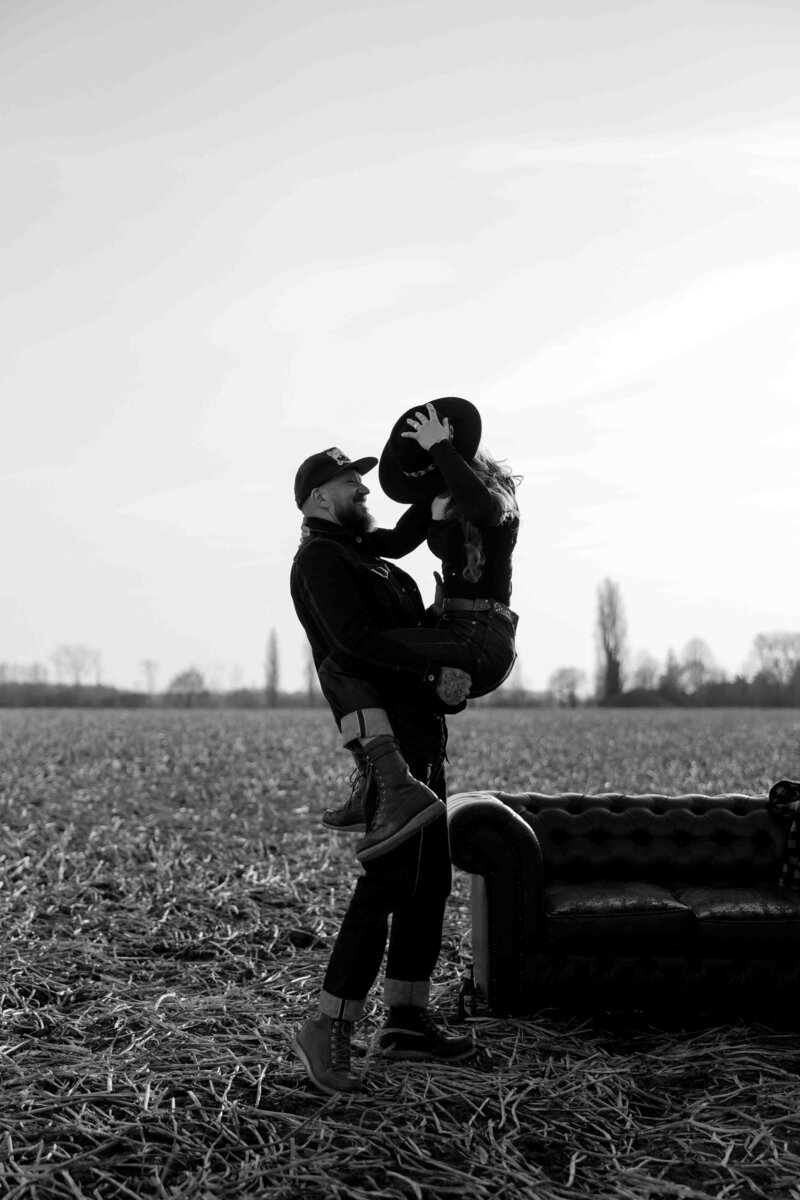 Pre-weddingshoot tijdens Golden Hour met een toekomstig bruidspaar, vastgelegd door trouwfotograaf Melissa Boer. Warme, tijdloze en elegante bruidsfotografie vol echte momenten.