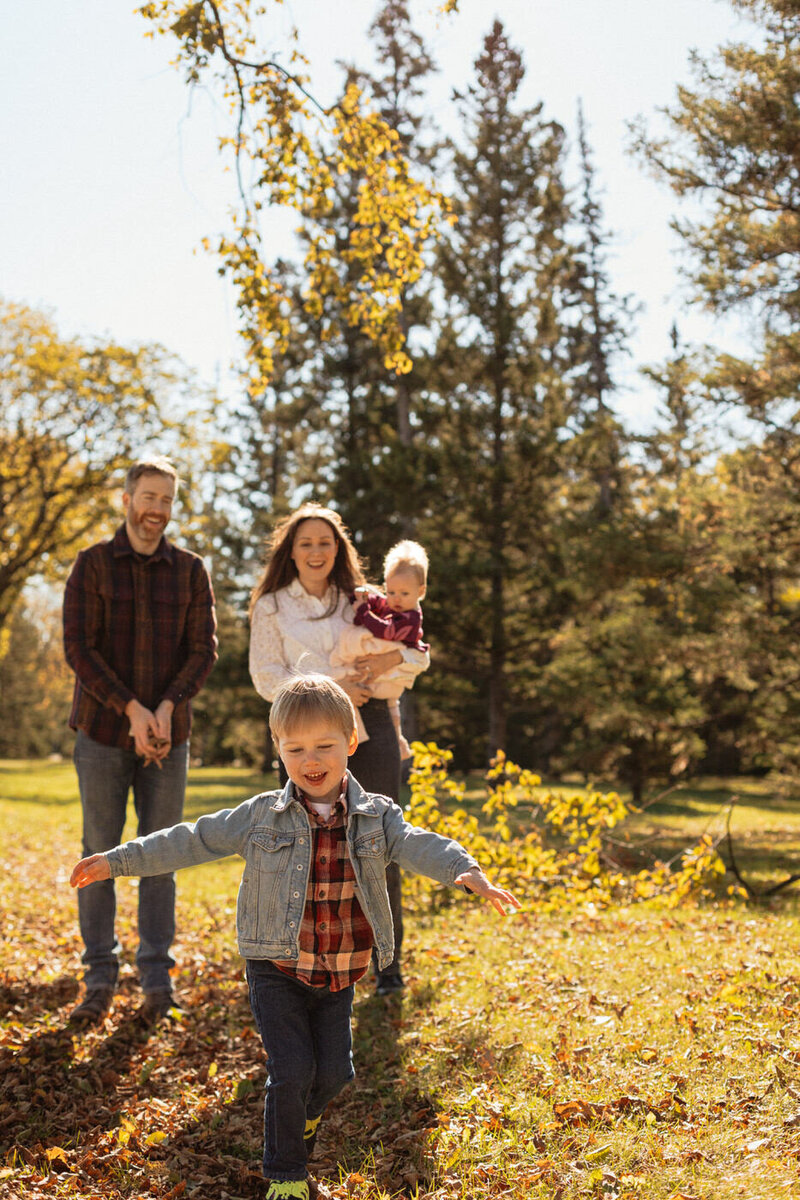 fall family photos that feel fun and easy in Winnipeg 