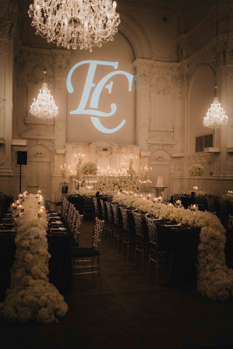 Salle prête pour le mariage à la maison principale, élégamment décorée pour la réception.