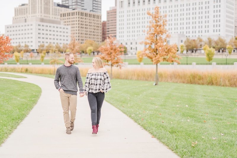 downtown-columbus-ohio-fall-engagement-photos-at-the-scioto-mile_1119
