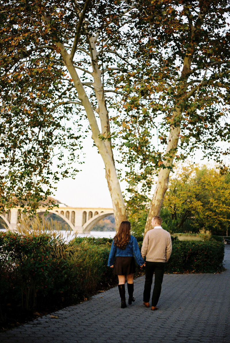 Fall-Engagement-Session-in-Georgetown-DC-on-35mm-Film-2