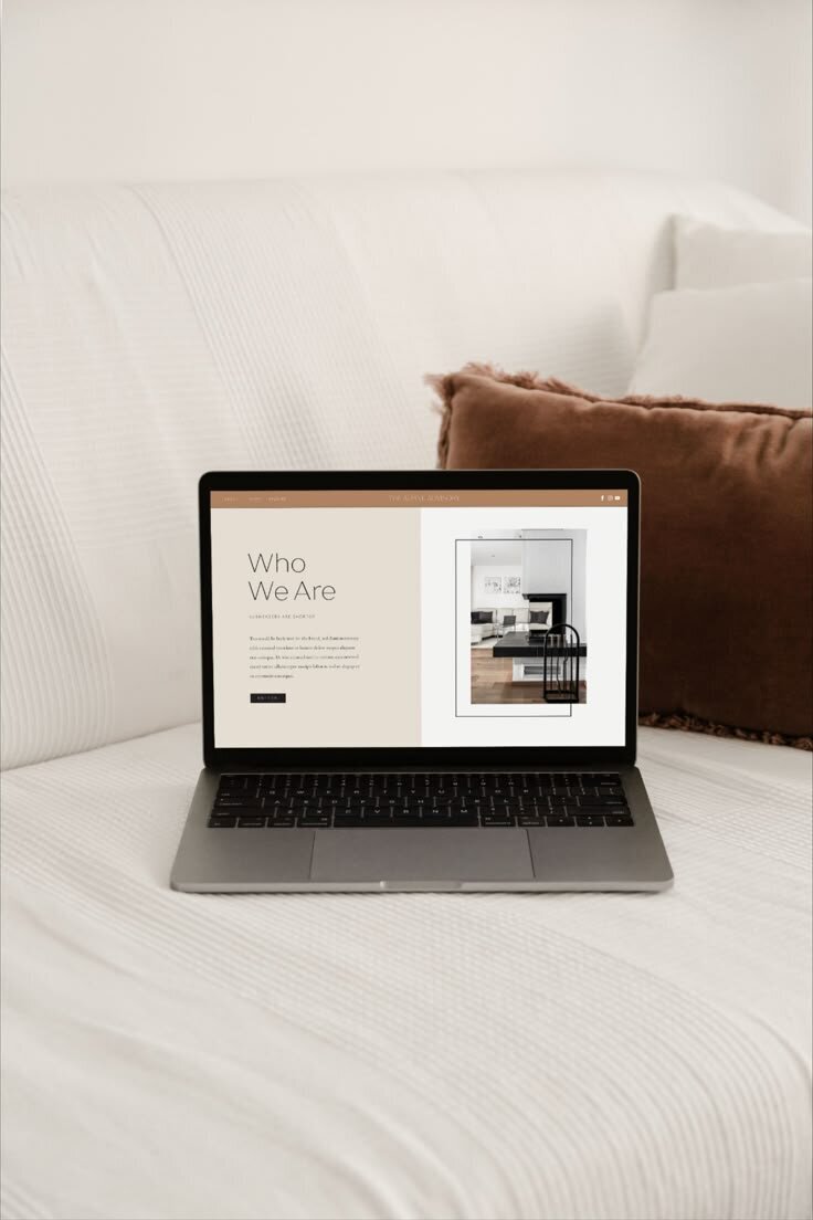 Maid of honor applies bride's makeup, captured by Oahu wedding photographer.