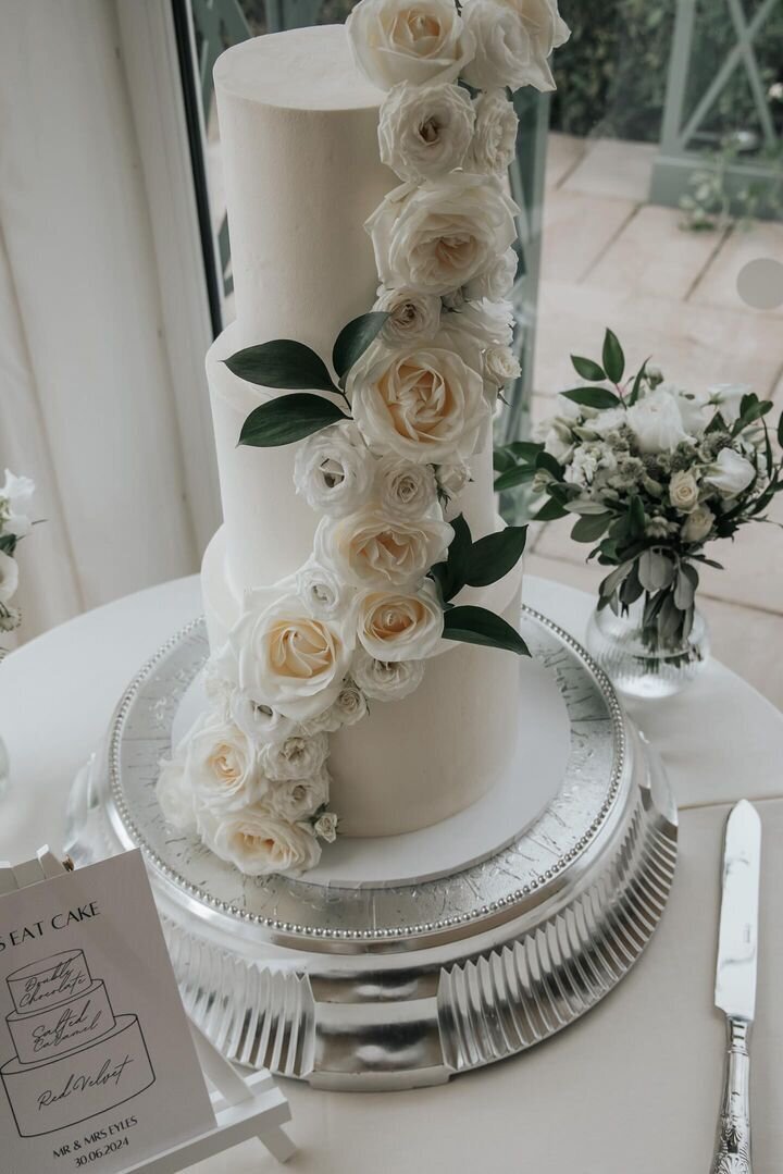 Luxury cake design with modern elegance – wedding and celebration cakes cambridgeshire