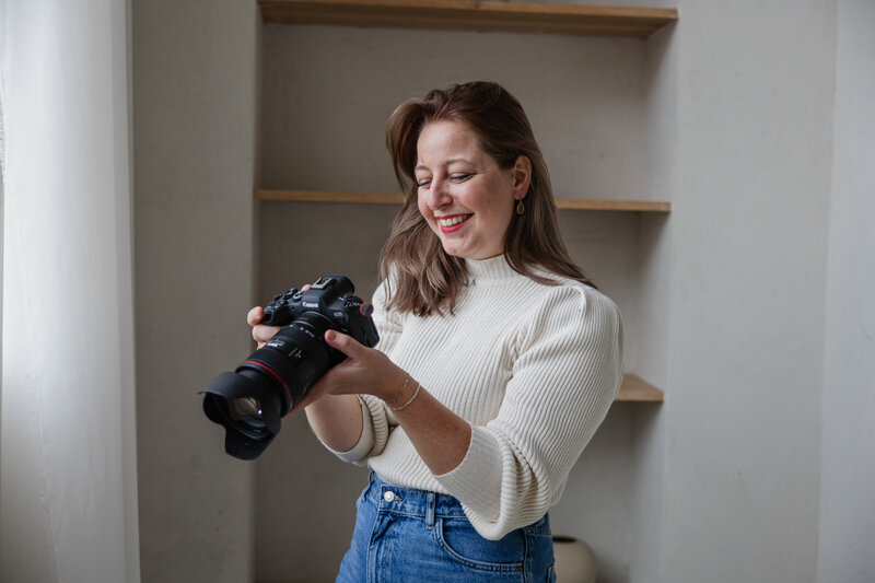 Fotograaf Marlot Bakker tijdens fotoshoot in Amsterdam